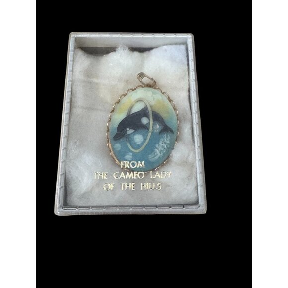 Cameo Pendant Dolphin Jumping Hoops Oval Multicolor Shell Goldtone Frame 1 1/2" - Picture 2 of 7